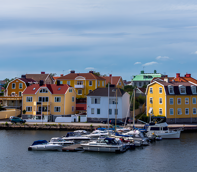 Karlskrona stad, visar hus vid kanalen. På bilden syns även några båtar.